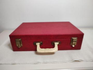 K463 VINTAGE koffer van triplex bekleed met rood kunstleder beschikbaar voor biedingen
