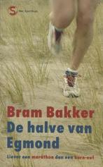 De halve (marathon) van Egmond - Bram Bakker, Lopen en Fietsen, Ophalen of Verzenden, Bram Bakker, Zo goed als nieuw