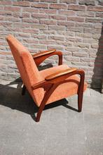 Vintage teak fauteuil oranje gestoffeerd, Huis en Inrichting, Fauteuils, Ophalen, Hout, Gebruikt, Minder dan 75 cm