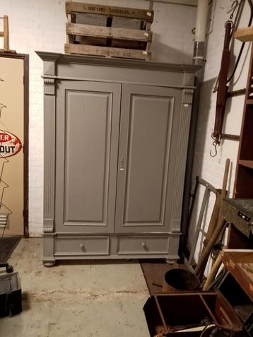 Mooie grijze legkast. Antieke kast. Brocante legkast beschikbaar voor biedingen