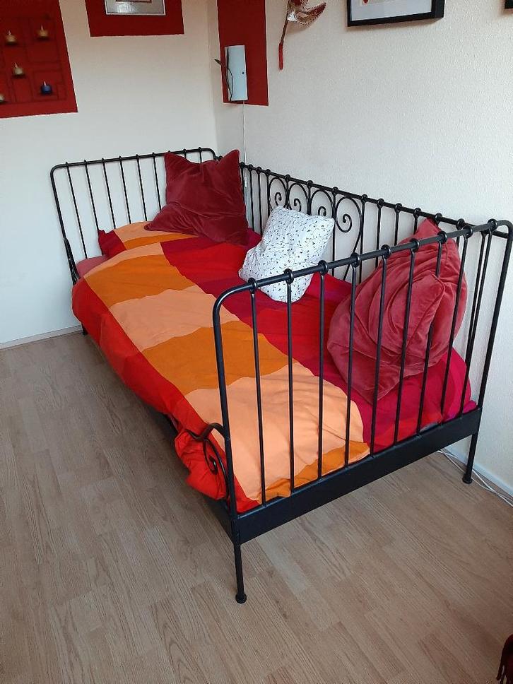 Ikea Meldal bedbank, Huis en Inrichting, Slaapkamer | Bedden, Zo goed als nieuw, Eenpersoons, 90 cm, 200 cm, Metaal, Zwart, Ophalen