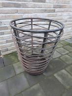 Grote massief ijzeren mand, Ophalen