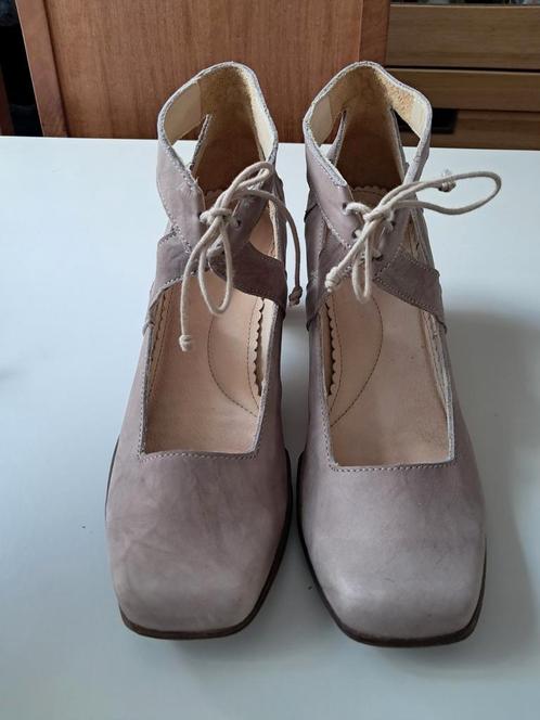 Mooie en aparte grijs/beige Pumps van SERGIO TOMANI Maat 41, Kleding | Dames, Schoenen, Zo goed als nieuw, Pumps, Beige, Ophalen of Verzenden