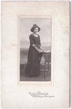 Kabinetfoto Vrouw Jurk Hoed Tafel - Foto Henning Middelburg, Verzamelen, Gebruikt, Foto, Ophalen of Verzenden, Voor 1940