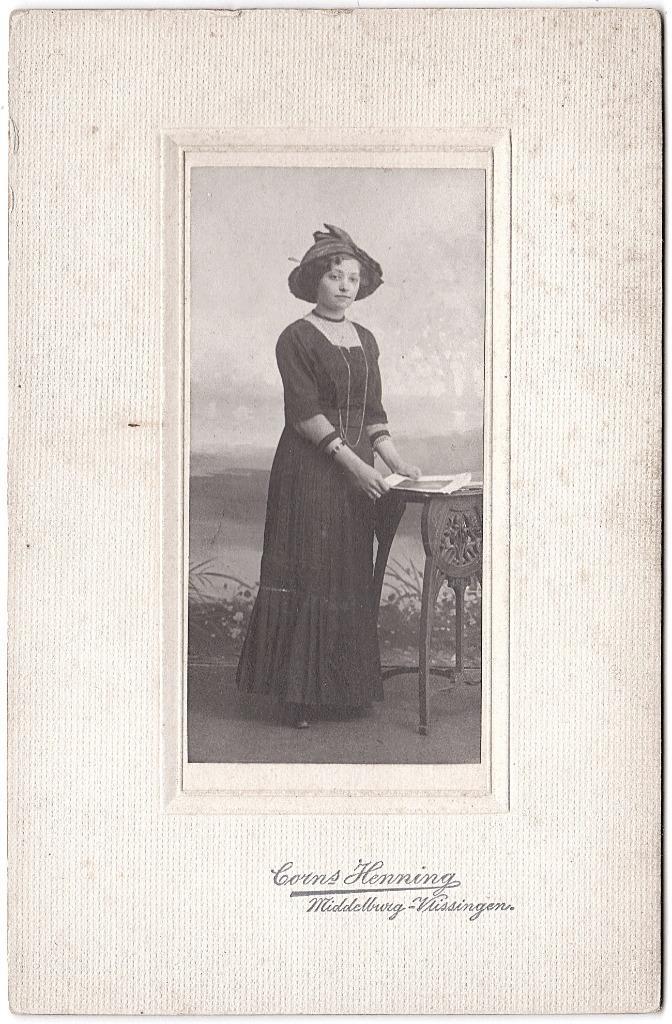 Kabinetfoto Vrouw Jurk Hoed Tafel - Foto Henning Middelburg, Verzamelen, Foto's en Prenten, Gebruikt, Foto, Overige onderwerpen