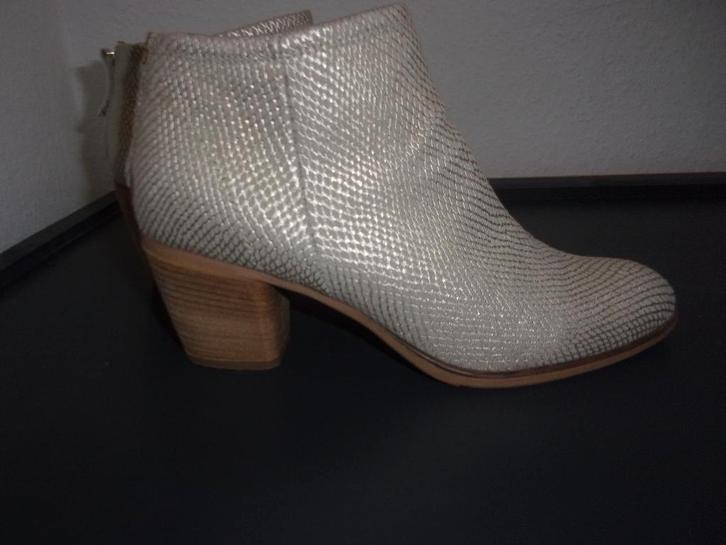 Goudkleurige lage laarsjes maat 39 van MOOY , ZGAN, Kleding | Dames, Schoenen, Zo goed als nieuw, Lage of Enkellaarzen, Overige kleuren