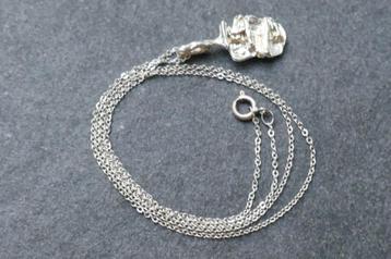 Hanger aan ketting beschikbaar voor biedingen