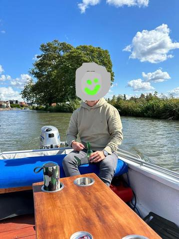 Kanteltrailer met sloep en 4 pk 4 takt motor beschikbaar voor biedingen