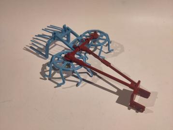 Britains Ltd Lely hooischudder hooirugger beschikbaar voor biedingen