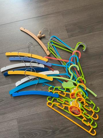 Kledinghangers kinderkleding - diverse beschikbaar voor biedingen