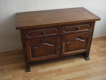 Eiken kastje beschikbaar voor biedingen