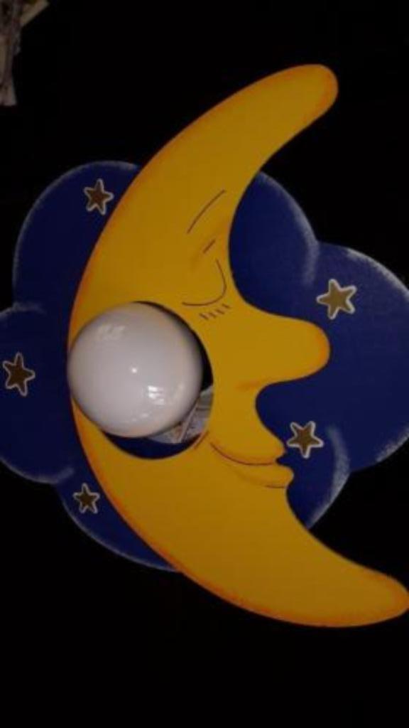 Te koop lamp halve maan met glow in de dark effect, Huis en Inrichting, Lampen | Plafondlampen, Zo goed als nieuw, Hout, Kunststof