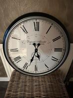 Een wandklok in de kleuren zwart, zilver en wit, Huis en Inrichting, Ophalen of Verzenden, Zo goed als nieuw, Analoog, Wandklok