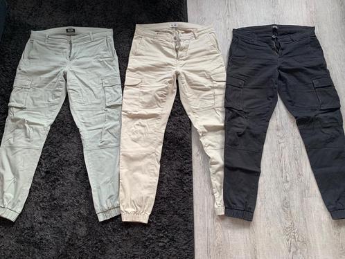 2 X  ONLY & SONS cargo broek. (DE BEIGE KLEUR IS VERKOCHT), Kleding | Heren, Broeken en Pantalons, Zo goed als nieuw, Maat 46 (S) of kleiner