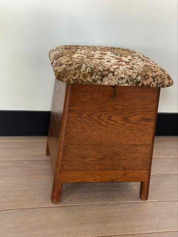 Vintage krukje / bijzettafeltje bloemenmotief beschikbaar voor biedingen