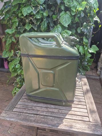 kastje van benziner jerrycan leger beschikbaar voor biedingen