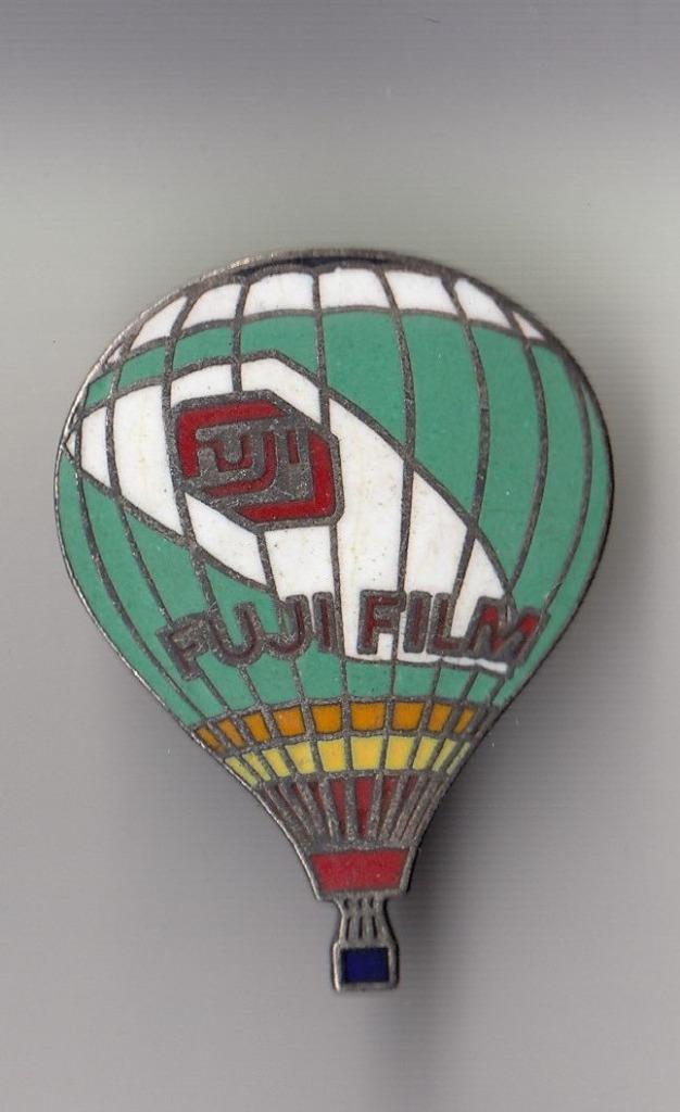 Luchtballon pin emaille Fujifilm Camera Logo, Verzamelen, Speldjes, Pins en Buttons, Gebruikt, Speldje of Pin, Overige onderwerpen