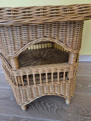 Leuk functioneel retro bijzettafeltje in rotan  beschikbaar voor biedingen