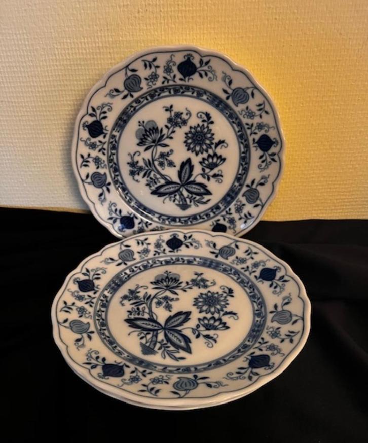 4  porseleinen  dinner borden gemerkt., Antiek en Kunst, Antiek | Servies los, Ophalen of Verzenden