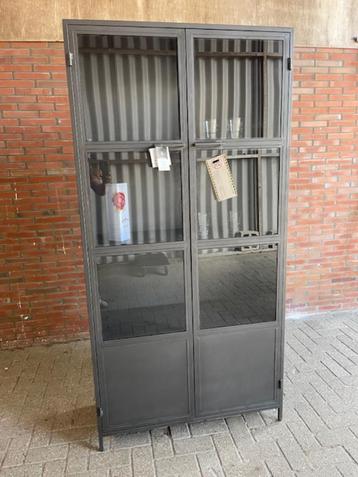 Vitrinekast Industriële Metaal  2deuren-glas laagste prijs beschikbaar voor biedingen