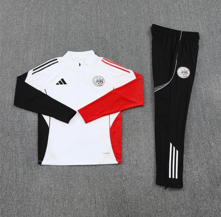 Ajax Trainingspak 2025/2026 in alle maten!, Tickets en Kaartjes, Sport | Voetbal, Eén persoon, Seizoenskaart