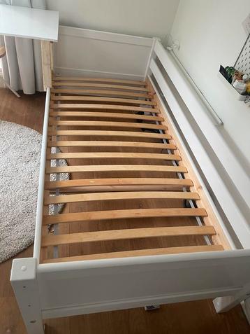Bed (kan ook als halfhoogslaper)+bureau+kastje+kruk wit beschikbaar voor biedingen