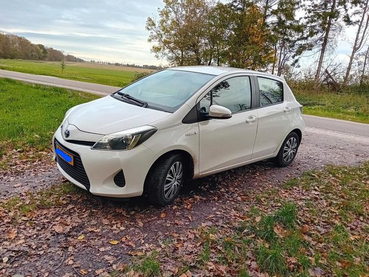 Toyota Yaris 1.5 Full Hybrid CVT 5DR 2014 Wit, Auto's, Toyota, Particulier, Yaris, ABS, Achteruitrijcamera, Hybride Elektrisch/Benzine
