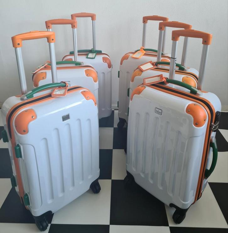 Modern Handbagage 4 wieltjes
cijferslot de Cabinekoffer, Sieraden, Tassen en Uiterlijk, Koffers, Zo goed als nieuw, Hard kunststof