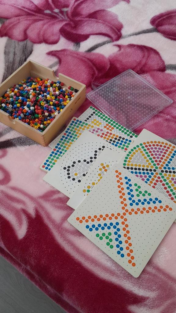 Kralenplank met voorbeelden, Hobby en Vrije tijd, Knutselen, Gebruikt, Materiaal, Ophalen of Verzenden