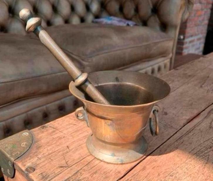 Vijzel schitterende antieke 18e eeuwse bronzen vijzel, Antiek en Kunst, Antiek | Koper en Brons, Ophalen of Verzenden