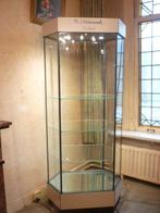 Hummel vitrinekast, Ophalen