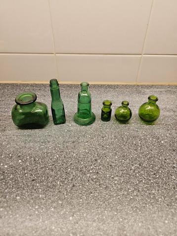 Antieke Groene Miniatuur Flessen Collectie beschikbaar voor biedingen