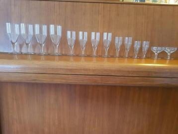 Vintage kristal glazen 26 delig beschikbaar voor biedingen