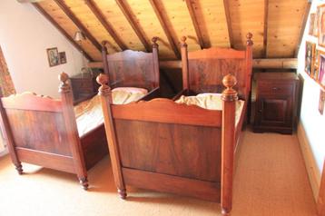 2 nostalgische romantische mahonie kinderbedden met matras beschikbaar voor biedingen
