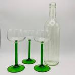 3 mooie wijnglazen met rechte groene voet vintage, Verzamelen, Glas en Borrelglaasjes, Ophalen of Verzenden