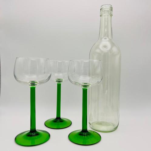 3 mooie wijnglazen met rechte groene voet vintage, Verzamelen, Glas en Borrelglaasjes, Ophalen of Verzenden