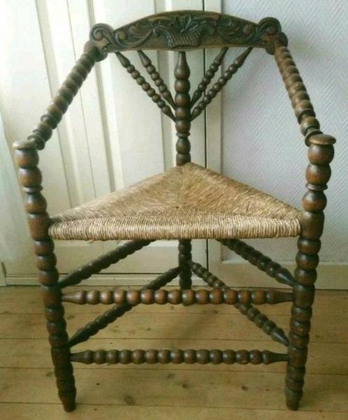 Antieke 3-potige stoel bewerkt hout met biezen zitting 86 cm, Antiek en Kunst, Antiek | Meubels | Stoelen en Banken, Ophalen