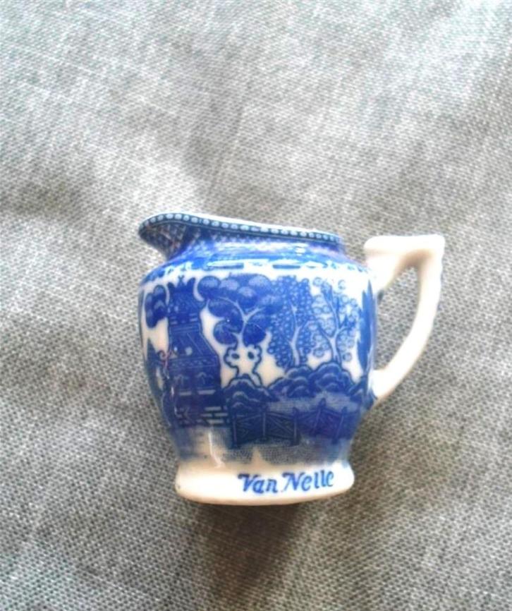 Porseleinen Melkkannetje Van Nelle. Blue Willow. Jaren '50., Huis en Inrichting, Keuken | Servies, Zo goed als nieuw, Overige typen