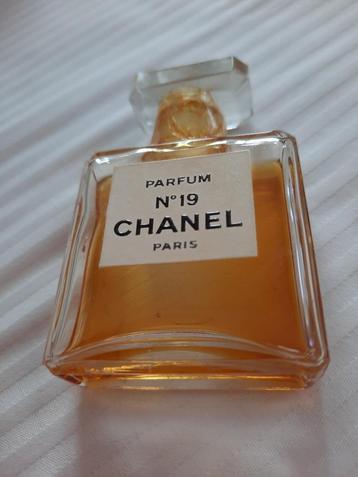Set Parfum van CHANEL No. 19 & VIVRE van MOLYNEUX beschikbaar voor biedingen