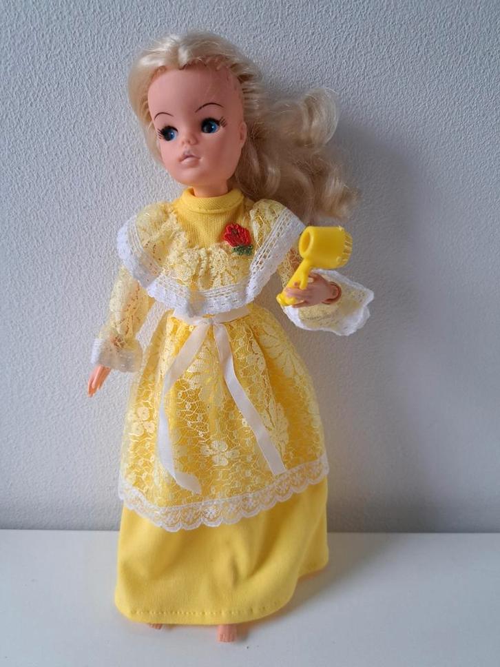Gele jurk en föhn voor barbie sindy fleur excl pop, Verzamelen, Poppen, Gebruikt, Kleertjes, Ophalen of Verzenden