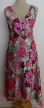 Mooie silk look bloemen print jurk van Uttam London! M, Kleding | Dames, Groen, Maat 38/40 (M), Onder de knie, Zo goed als nieuw