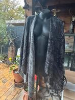 Grijze Poncho met Franjes, Ophalen of Verzenden, Zo goed als nieuw