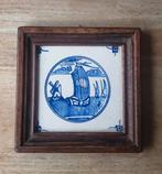 Oude blauw witte tegel in bruine lijst - zeilboot / molen, Antiek en Kunst, Ophalen of Verzenden