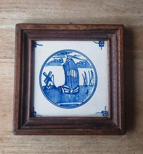 Oude blauw witte tegel in bruine lijst - zeilboot / molen, Antiek en Kunst, Antiek | Wandborden en Tegels, Ophalen of Verzenden