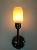 Muurlampje met melkglazen kapje (Outlet De Overkant), Gebruikt, Klassiek, Ophalen of Verzenden, Glas