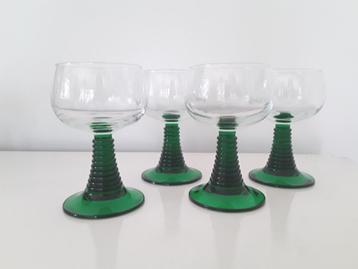 4 Vintage wijnglazen met geribbelde groene voet beschikbaar voor biedingen