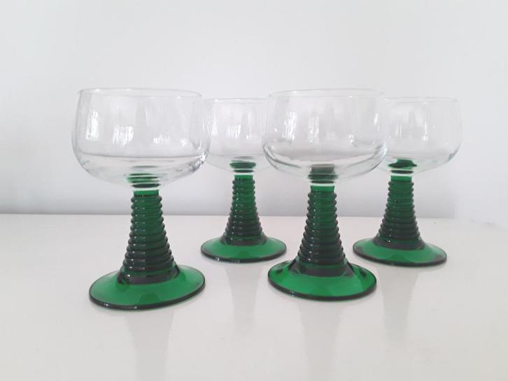 4 Vintage wijnglazen met geribbelde groene voet, Huis en Inrichting, Keuken | Servies, Zo goed als nieuw, Glas of Glazen, Overige stijlen
