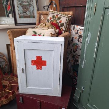 Oude Brocante Medicijnkast beschikbaar voor biedingen