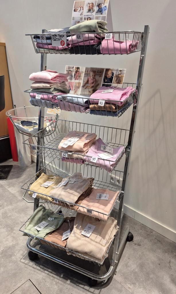 Kledingrek presentatierek op wieltjes, met kantelbare manden, Huis en Inrichting, Kasten | Stellingkasten, Gebruikt, Ophalen