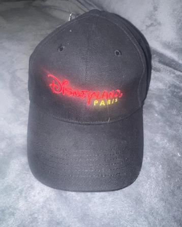 Disneyland Parijs Cast Member Pet (met label) beschikbaar voor biedingen